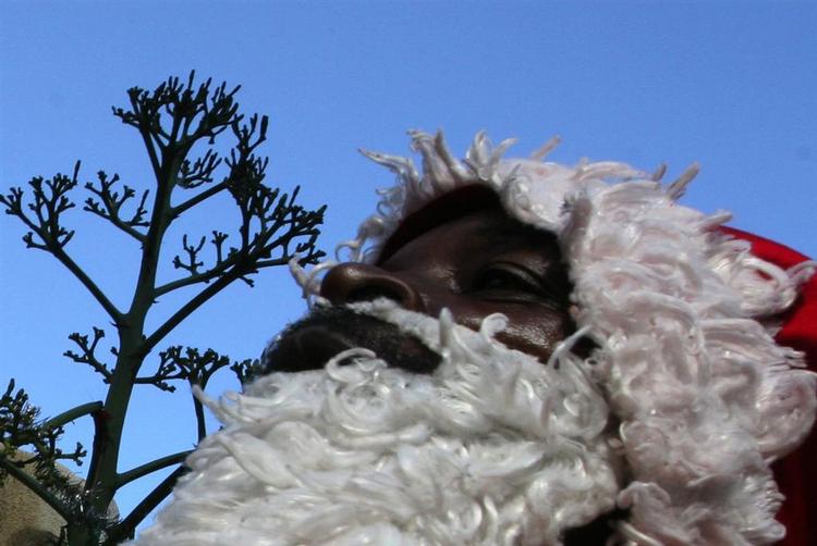 En julemand sveder i Zimbabwes sol. For de fleste zimbabwianere er der ikke meget at fejre denne jul, hvor landet slås med inflation og mangel på mad. 