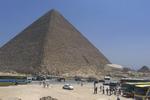 Bygninger, der efterligner de egyptiske pyramider, risikerer at få en regning fra de egyptiske myndigheder. 