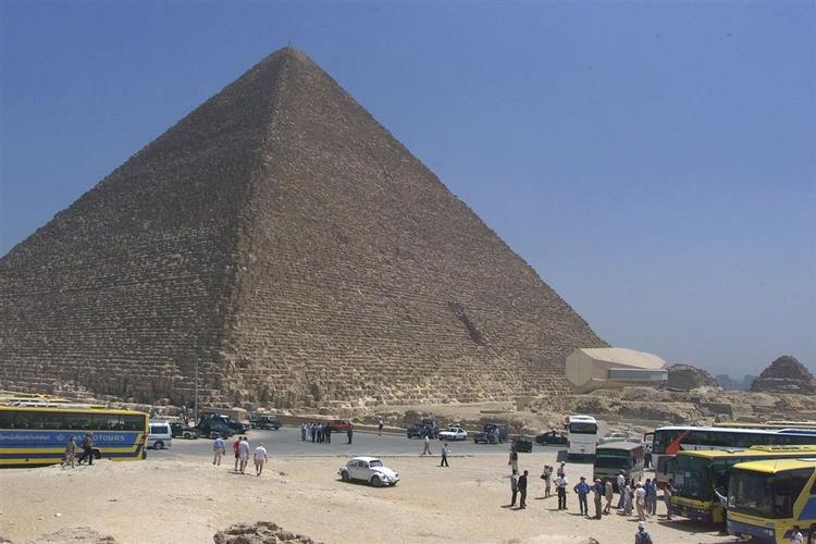 Bygninger, der efterligner de egyptiske pyramider, risikerer at få en regning fra de egyptiske myndigheder. 