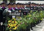 Mange asiatere mindes de 230.000 ofre for flodbølgen i 2004. Her sørger thailandske politibetjente. 