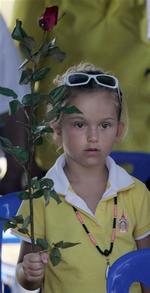 Den 5-årige tyske pige Jessica Kroll, mindes sammen med sine forældre Tsunamien ved en højtidelighed i Khao Lak, Thailand. 