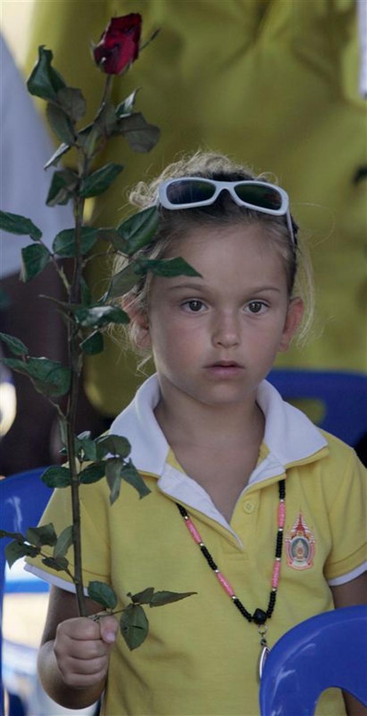 Den 5-årige tyske pige Jessica Kroll, mindes sammen med sine forældre Tsunamien ved en højtidelighed i Khao Lak, Thailand. 