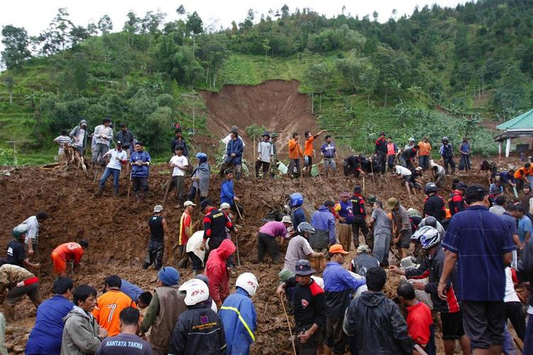 Nødhjælpsarbejdere og frivillige leder efter overlevende under et mudderskred i Indonesien. 