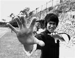 Han slog hårdt, men han var god nok. Det mener i hvert fald de studerende på University of Washington, der vil rejse en statue af karatehelten Bruce Lee. 