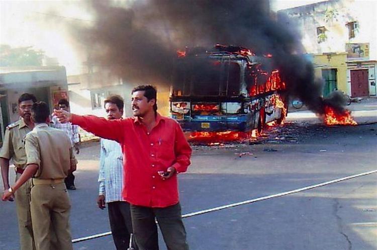 En bus er sat i brand af demonstranter i Baliguda i den indiske delstat Orissa. Området har været præget af uroligheder i flere dage, hvor også flere kirker er blevet sat i brand af hinduekstremister. 