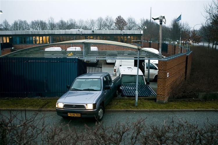 En bil kørte i december gennem et trådhegn og røvede pengesække fra Danske Banks hovedkontor ved Brabrand. 