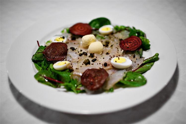 Forretten.På hver tallerken lægges fire halve vagtelæg, lidt rødbedechips, lidt friterede kapers og i midten et par små kugler peberrodsis. Drys med sennepskorn og server med godt brød. 