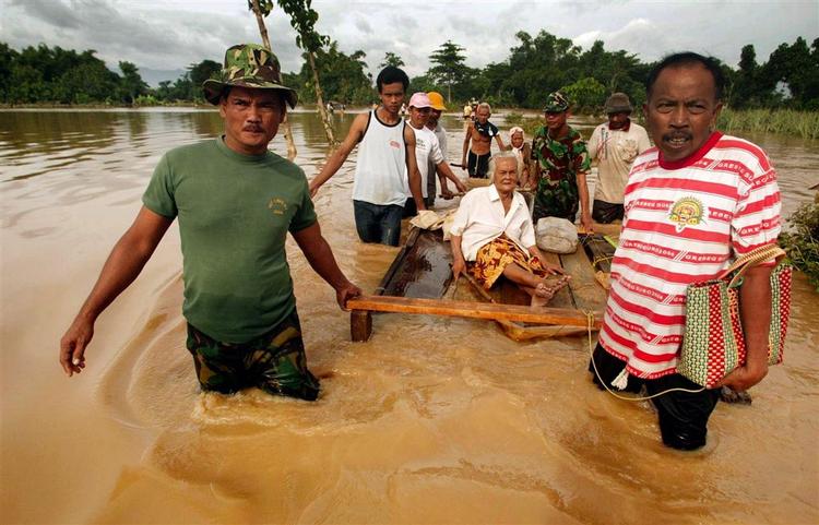 De værste jordskred i 25 år har drevet op mod 28.000 mennesker på flugt i Indonesien. 