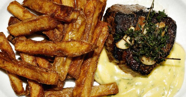 »En smuk, fløjlsblød konsistens og en behagelig syre. Den råber SMØR og ÆGGEBLOMMER i al sin cremede godhed, men fedmen holdes i skak af skalotteløg og eddike«. Oubæk tager prisen i iBYENs tour de bearnaise. 