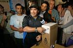 Den argentinske fodboldhelt, Diego Maradona, har vakt vrede hos argentinske jøder, fordi han vil mødes med med Irans præsident, Mahmoud Ahmadinejad. 