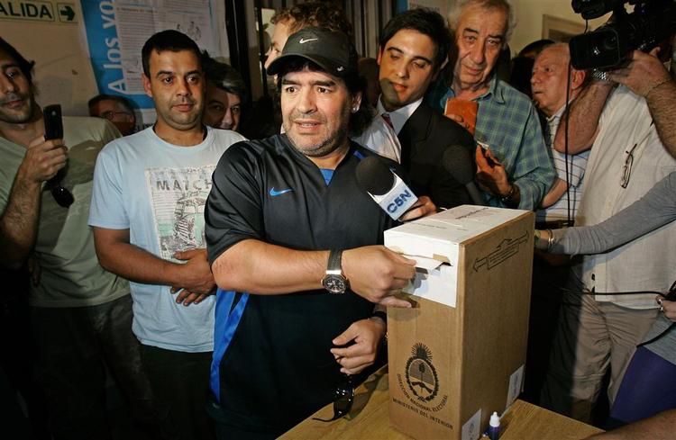 Den argentinske fodboldhelt, Diego Maradona, har vakt vrede hos argentinske jøder, fordi han vil mødes med med Irans præsident, Mahmoud Ahmadinejad. 