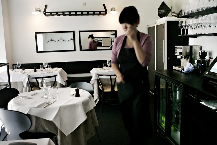 Godt håndværk. Gourmetkokken Rasmus Oubæk udtrykker sig nu i brasseriekøkkenet med klar vilje og retning på tallerkenen. Han har valgt sin Michelinstjerne fra. 