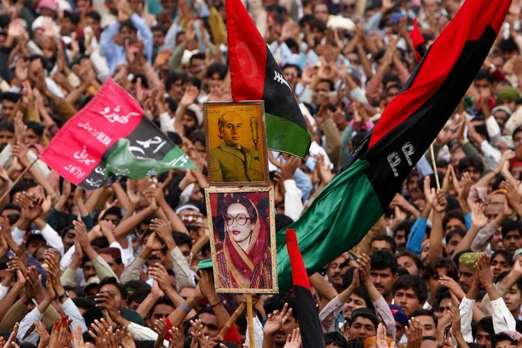 Tilhængere af Benazir Bhutto under et optog i forbindelse med Bhuttos valgkamp forud for attentatet 27. december. 