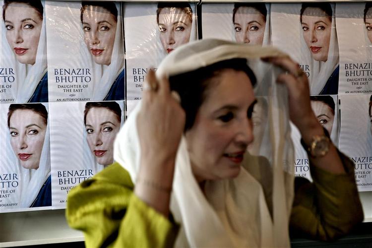 Benazir Bhutto gav et interview til Politikens udlandsredaktør i april, hvor hun var i København for at promovere sin selvbiografi. 