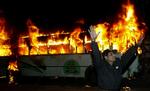 En bus i Lahore er blevet stukket i brand af tilhængere af den nu afdøde Benazir Bhutto. 