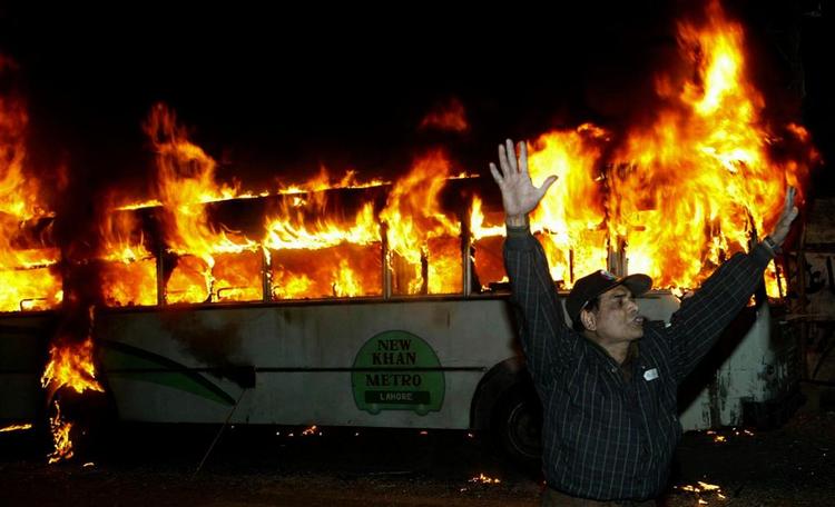 En bus i Lahore er blevet stukket i brand af tilhængere af den nu afdøde Benazir Bhutto. 