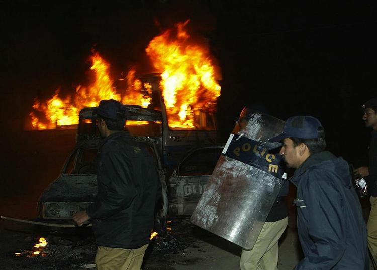 Pakistan er i alarmberedskab. Tilhængere af den myrdede Benazir Bhutto protesterer i store dele af landet. 