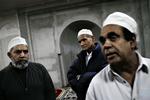 Asmat Ullah (th) til bøn i Ishøj efter mordet på Benazir Bhutto i Pakistan. 