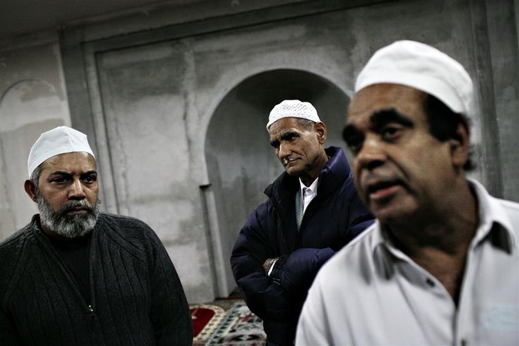 Asmat Ullah (th) til bøn i Ishøj efter mordet på Benazir Bhutto i Pakistan. 