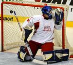 Frederik Andersen i Danmarks mål kigger langt efter pucken ved tjekkernes scoring til 1-0 efter bare 22 sekunders spil. 