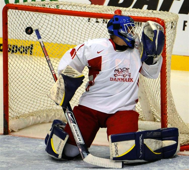 Frederik Andersen i Danmarks mål kigger langt efter pucken ved tjekkernes scoring til 1-0 efter bare 22 sekunders spil. 