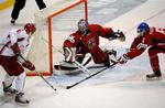 Danmarks Lars Eller(t.v.) forsøger forgæves at overliste den tjekkiske målmand i Danmarks 2-5 nederlag til Tjekkiet ved U20-VM. 