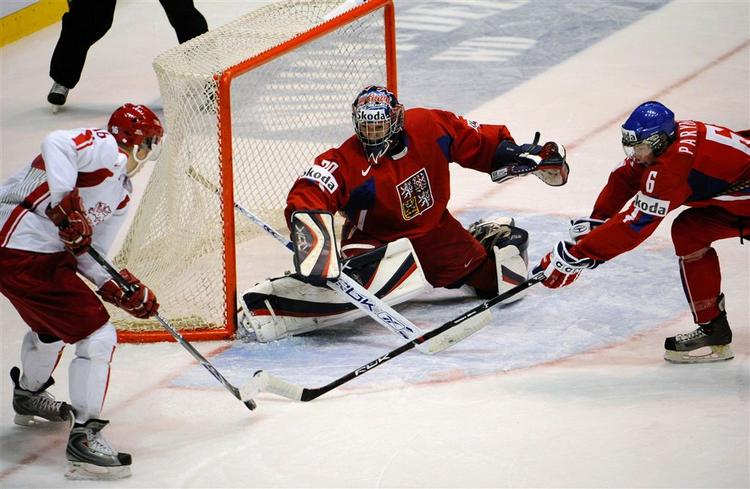 Danmarks Lars Eller(t.v.) forsøger forgæves at overliste den tjekkiske målmand i Danmarks 2-5 nederlag til Tjekkiet ved U20-VM. 
