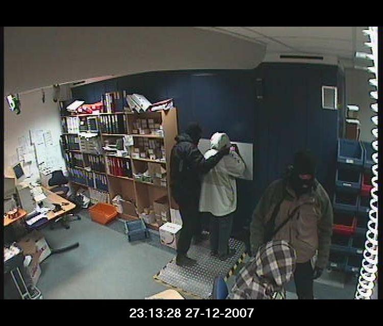 To røvere slap i aftes væk med »et stort pengebeløb« fra en pengehåndtering i Frdericia. Foto: Fredericia Politi. 