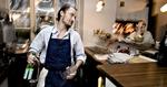 Med nyåbnede Hos Fischer på Victor Borges Plads på Østerbro er endnu en gourmetkok slået over i det mindre prætentiøse. Bagmanden David Fischer har senest rundet trestjernede La Pergola i Rom. 