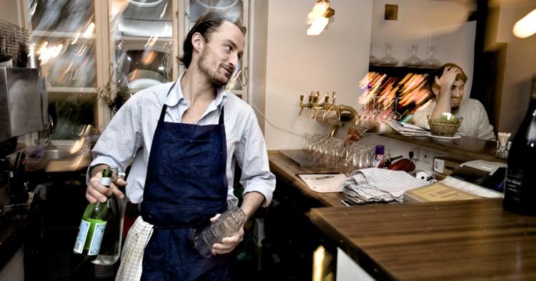 Med nyåbnede Hos Fischer på Victor Borges Plads på Østerbro er endnu en gourmetkok slået over i det mindre prætentiøse. Bagmanden David Fischer har senest rundet trestjernede La Pergola i Rom. 
