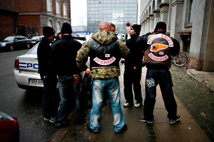 Hells Angels-støtter var mødt op ved byretten for at muntre deres fængslede venner op. 