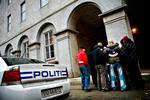 Flere Hells Angels-medlemmer og støtter var mødt op ved byretten og støtte Jønke og den 24-årige HA'er, som er sigtet for drabsforsøg. 