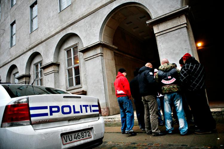 Flere Hells Angels-medlemmer og støtter var mødt op ved byretten og støtte Jønke og den 24-årige HA'er, som er sigtet for drabsforsøg. 
