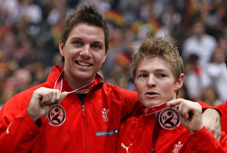 Håndboldherrerne var et af årets positive indslag i dansk eliteidræt, hvor der ellers var langt mellem medaljerne. Her er det Anders Oechsler og Jesper Jensen med bronzemedaljerne, som de vandt ved VM i herrehåndbold i Tyskland. 
