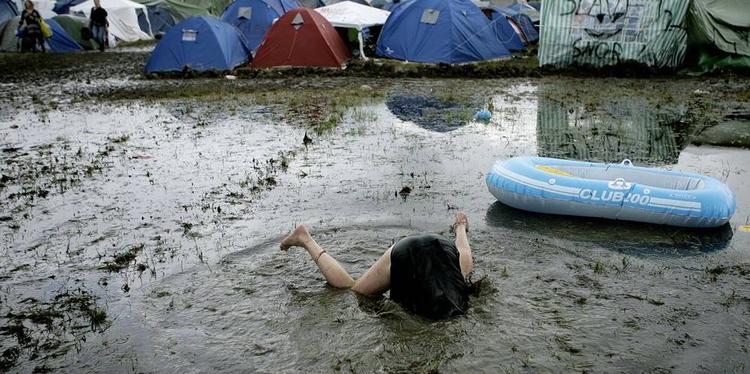 Regnen på festivalgæsterne slog alle rekorder. Men det dårlige vejr har ikke ramt festivalen på pengepungen. 
