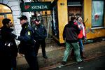 Politiet kom hurtigt til stede og smed aktivisterne ud fra Valby Langgade 4, som de ville lave om til et ungdomshus. Foto: Thomas Borberg 