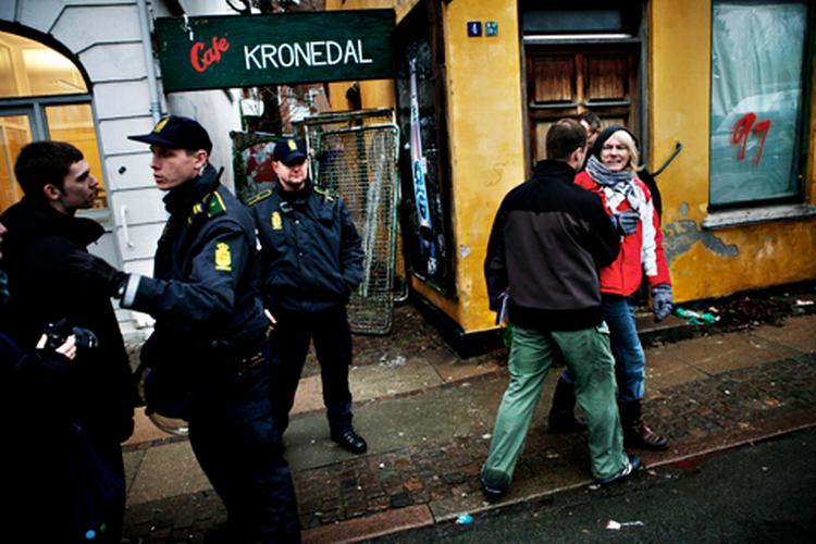 Politiet kom hurtigt til stede og smed aktivisterne ud fra Valby Langgade 4, som de ville lave om til et ungdomshus. Foto: Thomas Borberg 