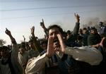 Demonstranter i Pakistan hærgede flere byen og satte ild til banker og togstationer, oplyser myndighederne. 