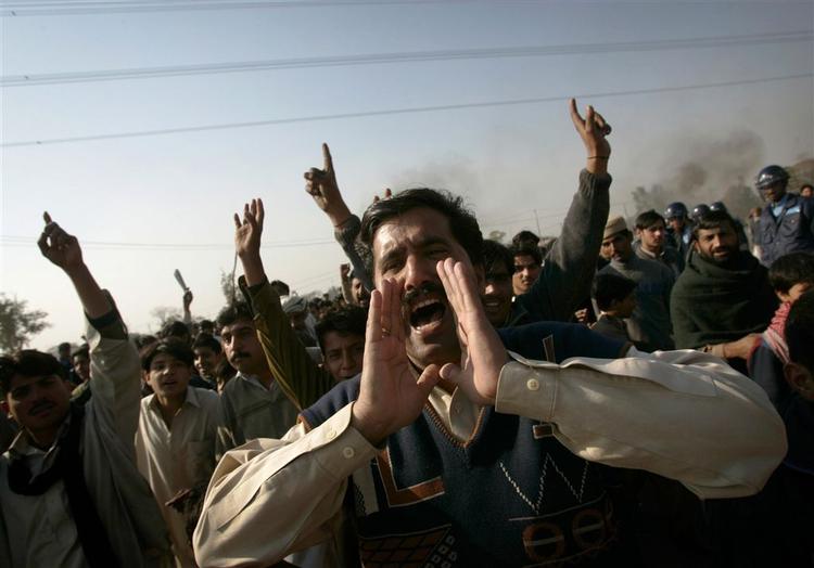Demonstranter i Pakistan hærgede flere byen og satte ild til banker og togstationer, oplyser myndighederne. 