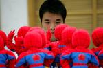 Spiderman får brug for sine diplomatiske evner, når han skal løse alskens konflikter i et fiktivt, krigshærget land. På billedet ses flere Spiderman-dukker på en kinesisk legetøjsfabrik. 