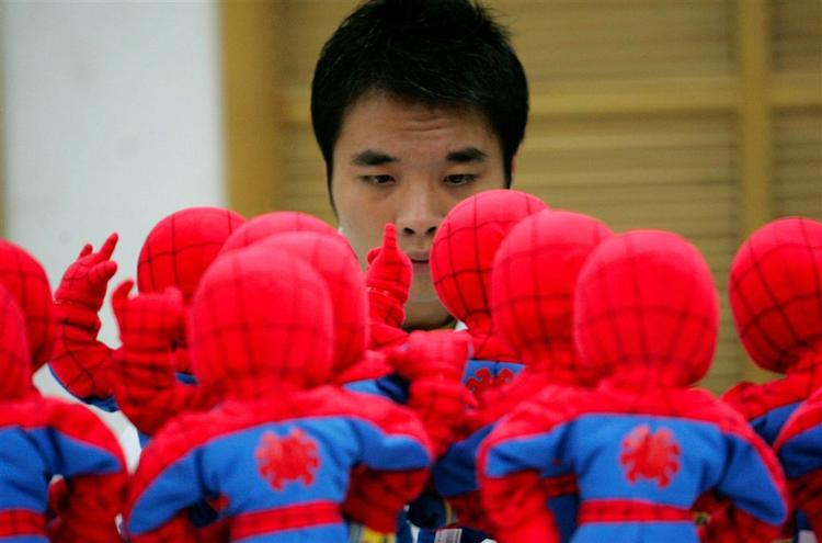 Spiderman får brug for sine diplomatiske evner, når han skal løse alskens konflikter i et fiktivt, krigshærget land. På billedet ses flere Spiderman-dukker på en kinesisk legetøjsfabrik. 