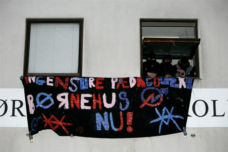 Fem aktivister opholdt sig i huset på H.C. Ørstedsvej, da politiet ankom. De blev fjernet i god ro og orden. 