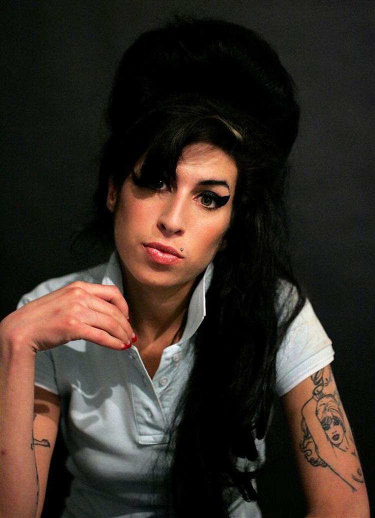 Amy Winehouse skal møde personligt op ved retten i Bergen, hvor hun bestrider anklagerne om ulovlig besiddelse af syv gram marihuana. 