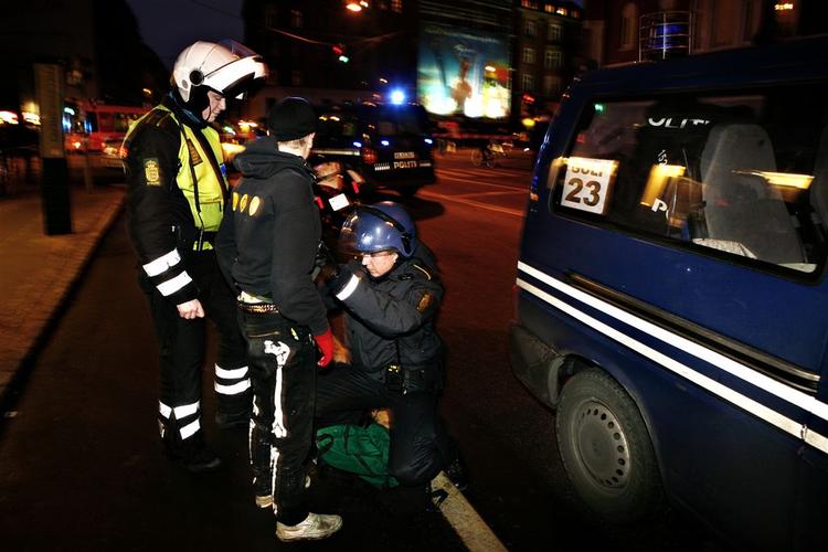 Politiet fjerner unge fra en besat skole på H. C. Ørstedsvej. 