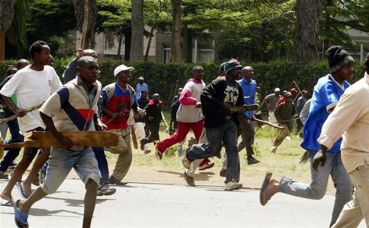 Vrede demonstranter er gået på gaden i Kenya af frygt for svindel med resultatet fra præsidentvalget. 