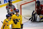 Frederik Andersen(t.h.)havde travlt med at hive pucken ud af det danske mål i opgøret mod Sverige. 