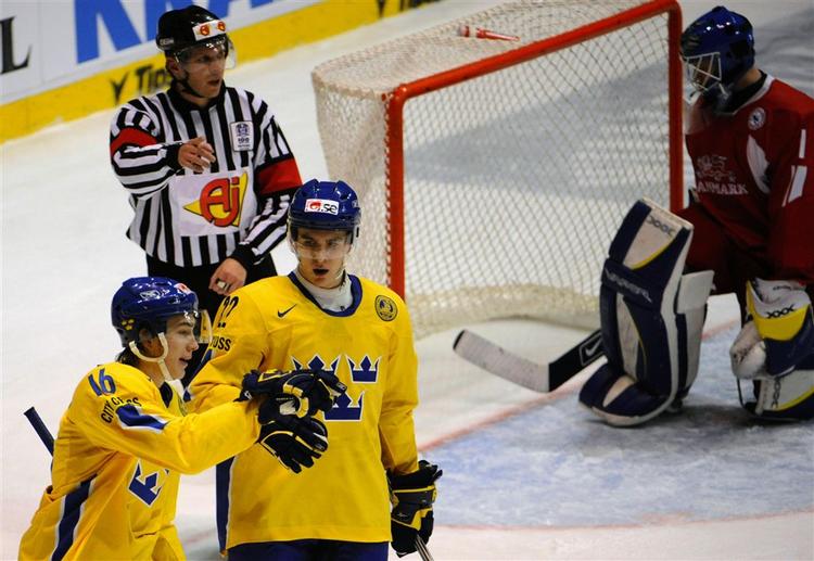 Frederik Andersen(t.h.)havde travlt med at hive pucken ud af det danske mål i opgøret mod Sverige. 