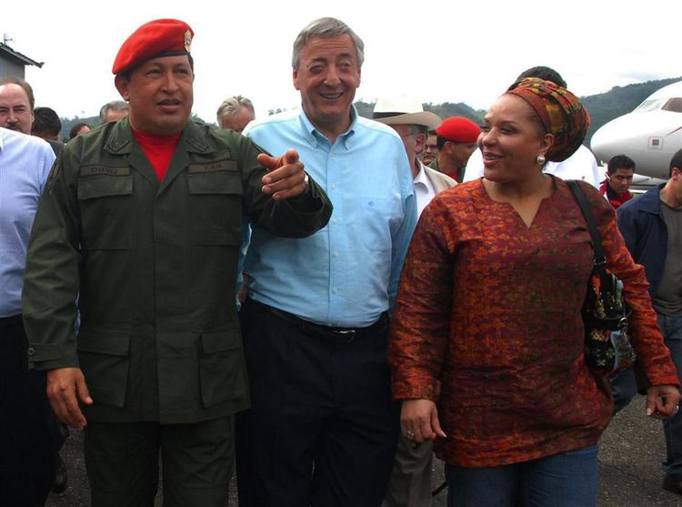 Venezuelas præsident Hugo Chavez i militæruniform. Manden i midten er Argentinas tidligere præsident Nestor Kirchner. 