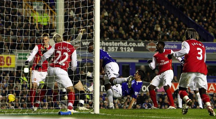 Tim Cahill bringer Everton foran 1-0, efter Nichlas Bendtner(t.v.) havde kikset sit forsøg på at få ekspederet bolden væk. 