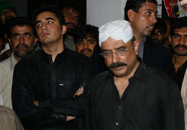Til højre ses Bhuttos mand, Asif Ali Zardari. Ved siden af ham står sønnen Bilawal, der også nævnes som kandidat til at afløse Bhutto. 